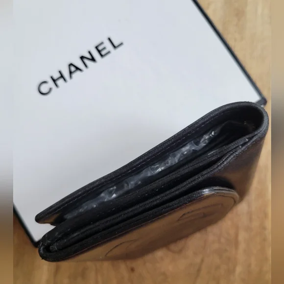 CHANEL Elegant Black Leather Logo Wallet Beautiful Pre-loved Condition Box Wrap - Picture 4 of 16